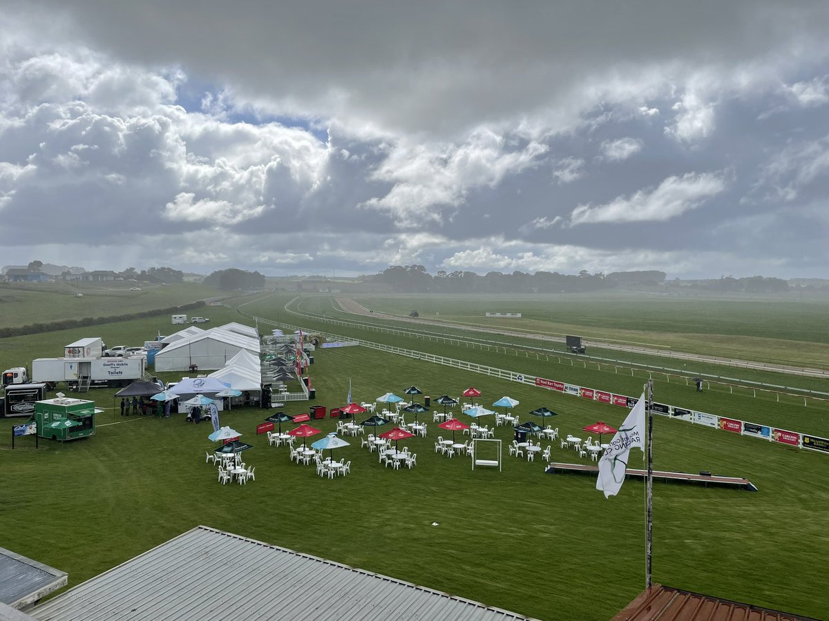 MarkRaceCalling's tweet photo. Few showers on track at Mount Gambier for cup day, Soft 6.
Best Bet: Race 7 #2 Clever Man.
Next best: Race 2 #3 Johnny Cigar.
Best Roughie: Race 8 # 11 Ardanza.

Good luck to everything tuning in https://t.co/xpMnVj6EXN