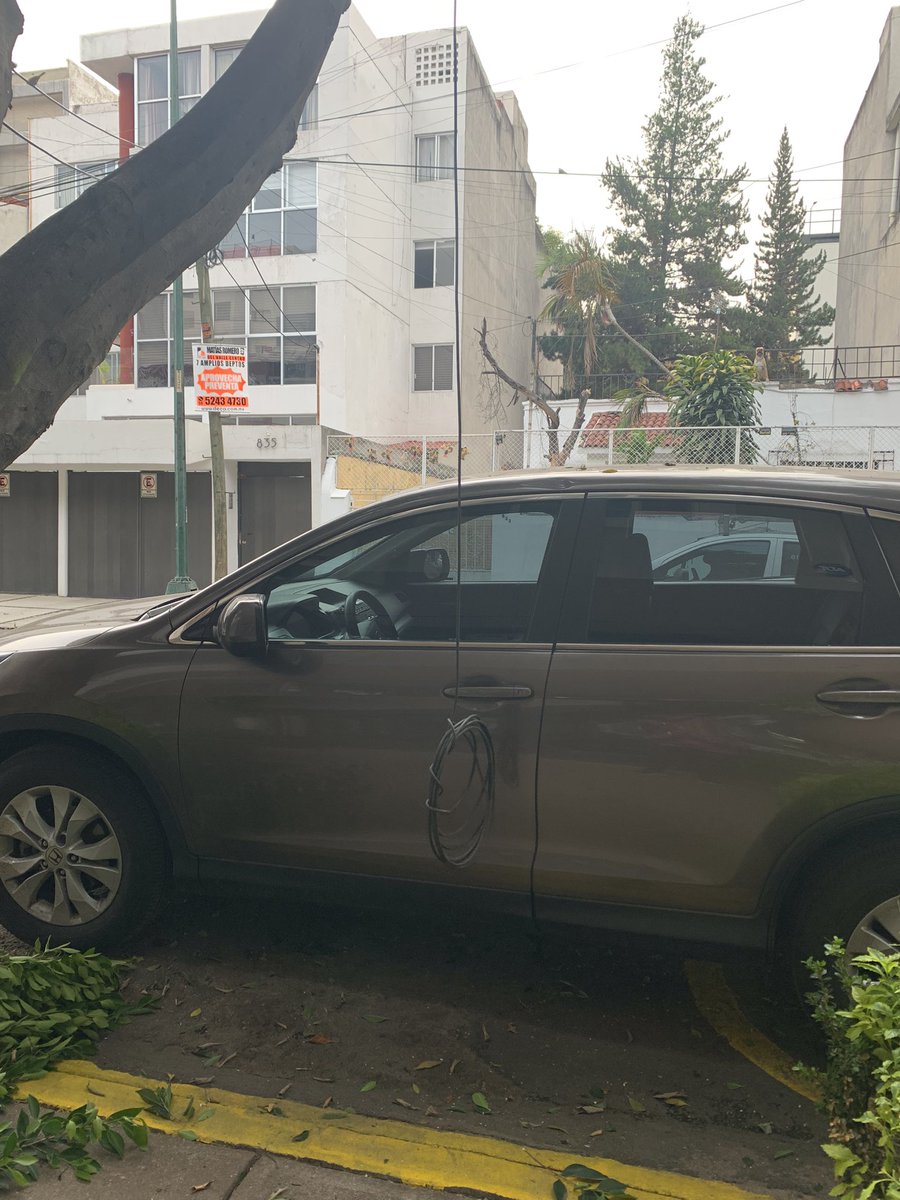 GuineaLucia's tweet photo. @BJAlcaldia Buenas noches, reporte a@IFT a la empresa Totalplay por dejar un rollo de cables colgando tapando la entrada de mi cochera, es un peligro porque desconozco si tiene corriente eléctrica, ya tiene varias horas y no lo retiran, en calle Aniceto Ortega, entre Pilares https://t.co/bv39qB2xcL