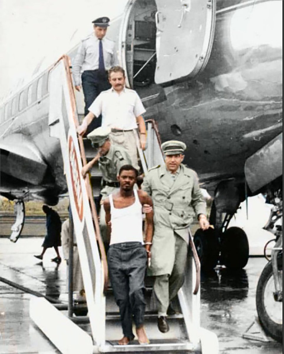 DaniMayakovski's tweet photo. El lider congoleño Patrice Lumumba, siendo detenido y transportado por tropas belgas a la región de Katanga, donde seria asesinado. (17 de Enero de 1961).

Belgica, Reino Unido y EEUU, asesinaron a Lumumba, lo descuartizaron, luego disolvieron en ácido sus partes y después le robaron sus dientes de oro.

Todo por el gran delito de luchar por la independencia del Congo del saqueo imperialista.

Estos son los mismos paises que hoy dan lecciones sobre los derechos humanos y la democracia.