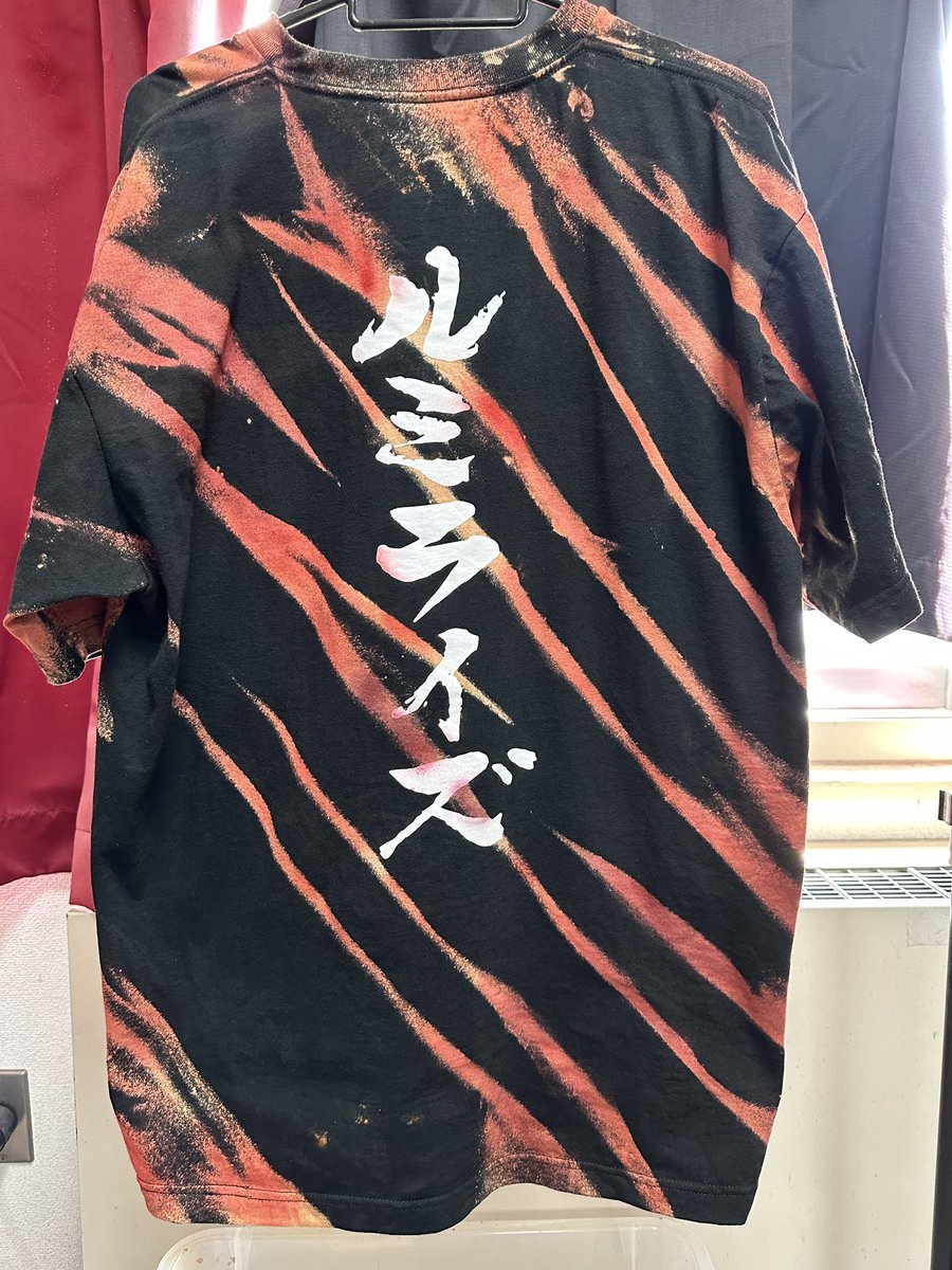 matsu_tie_dye's tweet photo. お客様オーダー
LUMiRiSEのTシャツをブリーチと色入れしました🟥
こういうグッズを自分だけの一点モノにしたい人もご依頼お待ちしております✨
お気軽にDMください
#DyeingStudioM
#LUMiRiSE
#ルミライズ https://t.co/8decYJsd4J