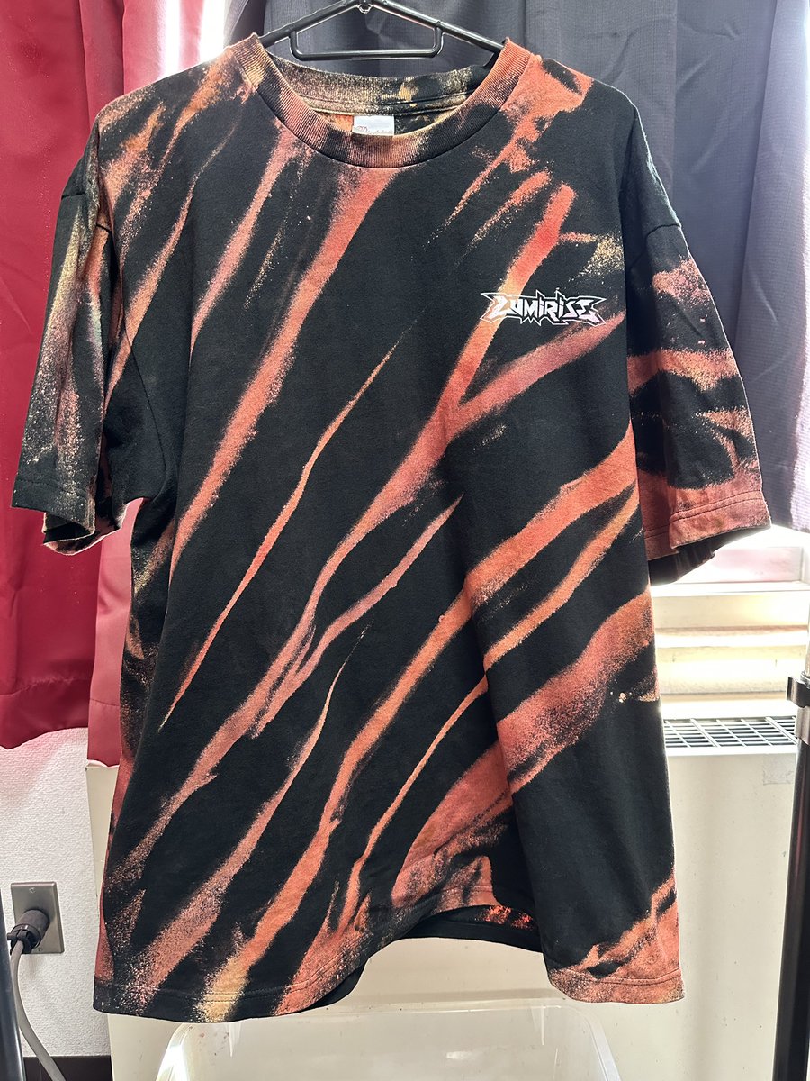 matsu_tie_dye's tweet photo. お客様オーダー
LUMiRiSEのTシャツをブリーチと色入れしました🟥
こういうグッズを自分だけの一点モノにしたい人もご依頼お待ちしております✨
お気軽にDMください
#DyeingStudioM
#LUMiRiSE
#ルミライズ https://t.co/8decYJsd4J