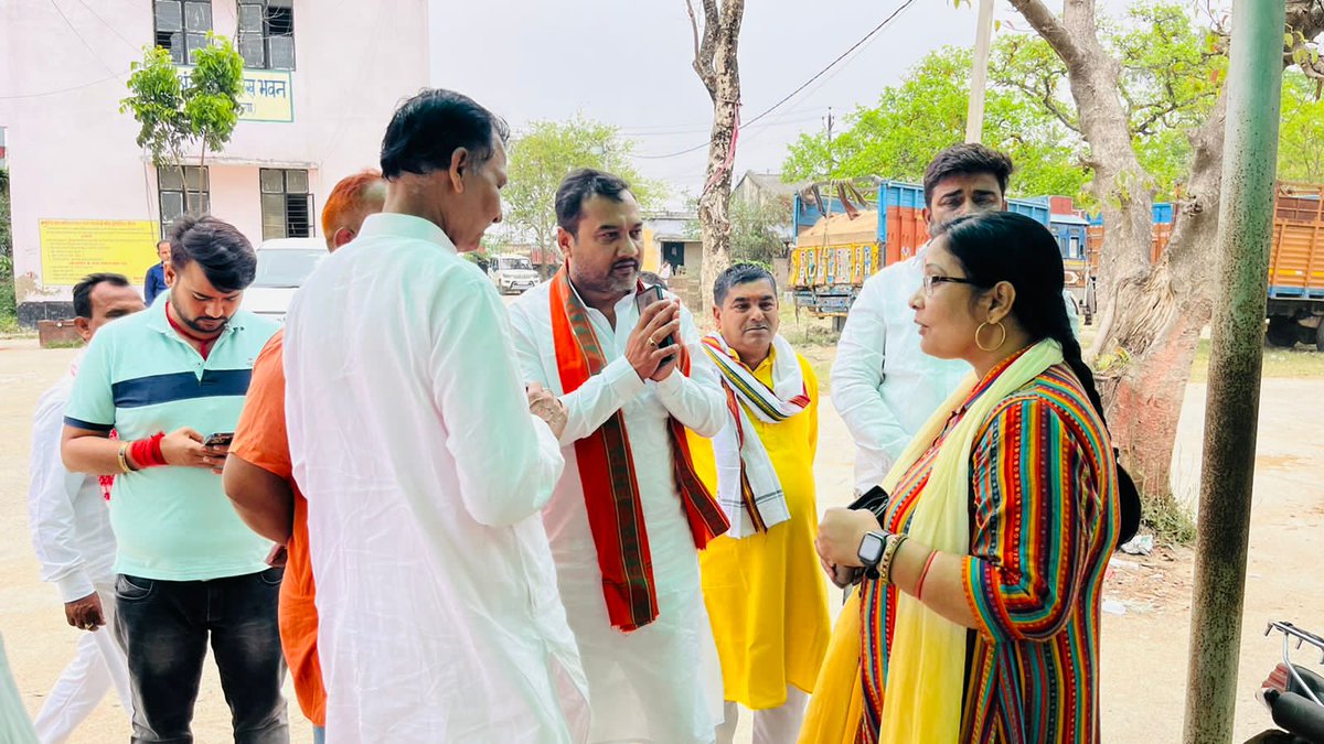 drdharmendrbjp's tweet photo. पहले मतदान, फिर जलपान
मशरख ब्लॉक में मतदान केंद्र पर स्तिथि का जायजा लिया।

#drdharmendrakumarsingh
#सारण_शिक्षक_निर्वाचन_क्षेत्र_उपचुनाव2023 https://t.co/OzRx6b2nQY