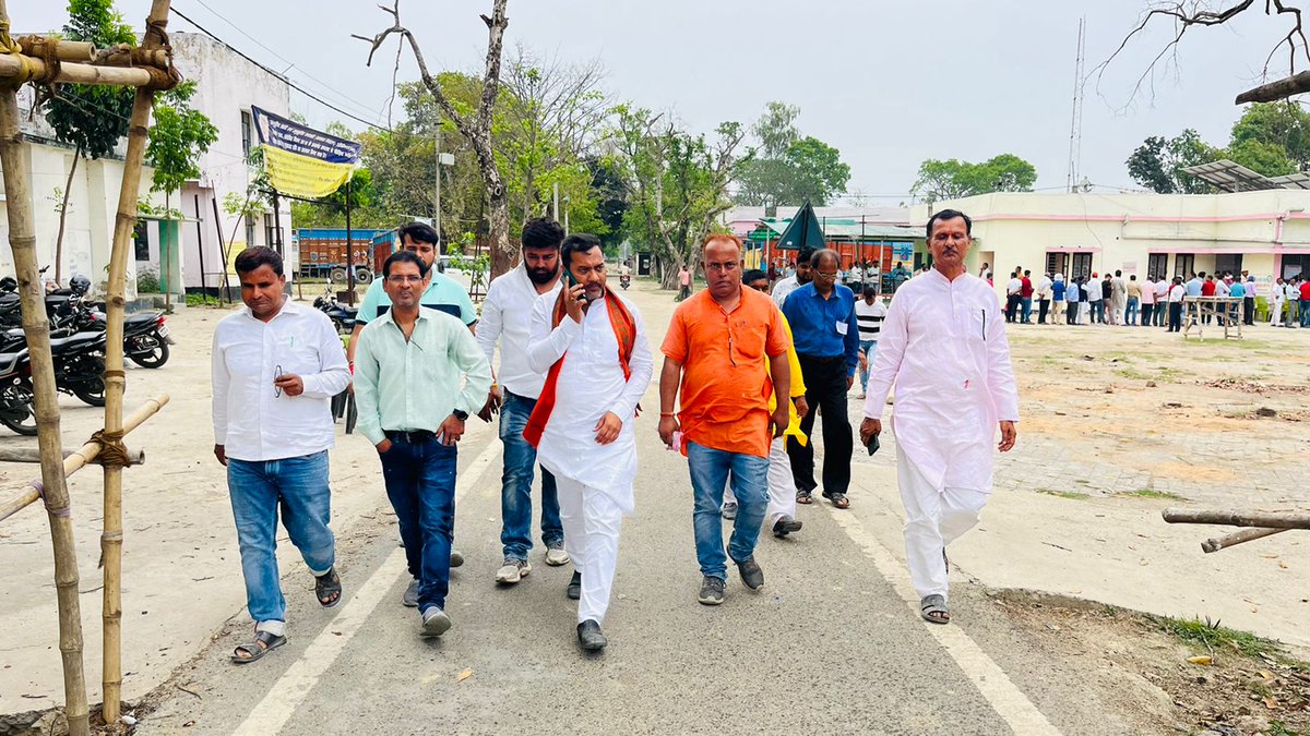 drdharmendrbjp's tweet photo. पहले मतदान, फिर जलपान
मशरख ब्लॉक में मतदान केंद्र पर स्तिथि का जायजा लिया।

#drdharmendrakumarsingh
#सारण_शिक्षक_निर्वाचन_क्षेत्र_उपचुनाव2023 https://t.co/OzRx6b2nQY