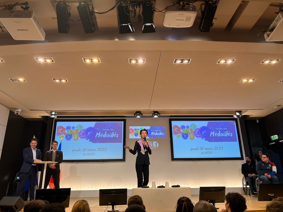 🏅Ravie d'avoir introduit la Soirée des médaillés du <a href="/Medef/">Mouvement des Entreprises de France</a> avec Madame la Ministre des Sports et des JOP <a href="/AOC1978/">Amélie Oudéa-Castéra</a> et <a href="/GeoffroyRDB/">Geoffroy Roux de Bezieux</a> et Boris Derichebourg. L'occasion de rappeler l’importance du lien entre mondes #économique et #sportif #Jesoutiensunathlète