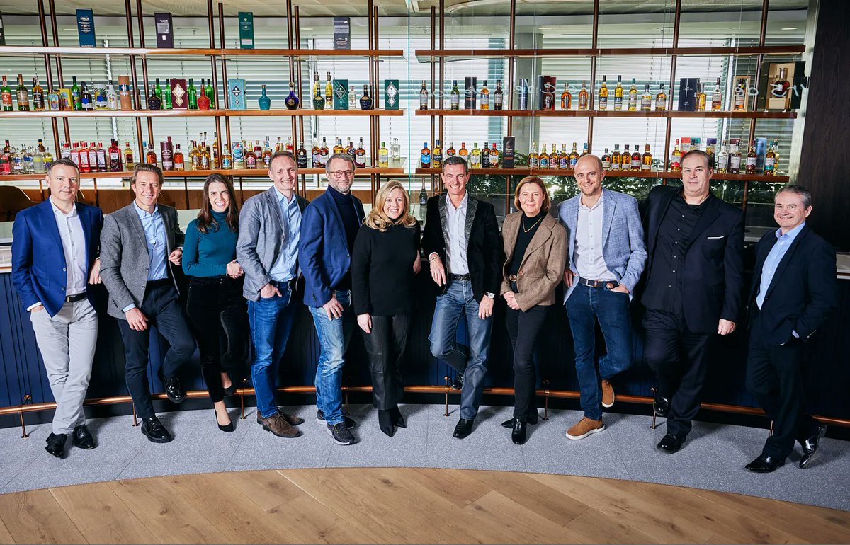 When they all got the 'what to wear' memo AND you have the perfect backdrop too.  Group shot perfection!

#portraitphotographer #corporatephotographer #headshotphotographer