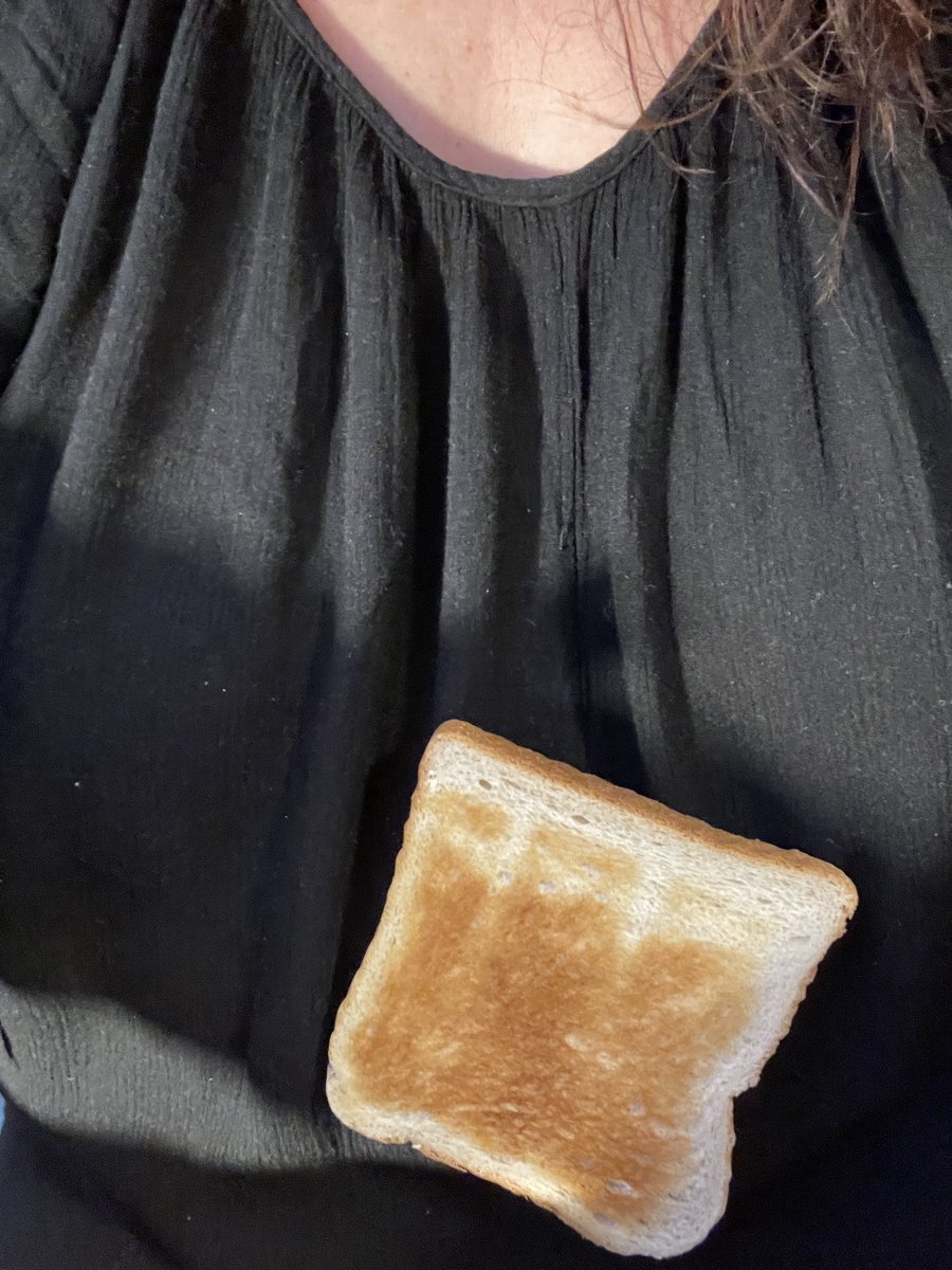 Während andere sich lasziv mit Tasse räckeln können, klebt mir ein Toast an der Brust. Ich bin ein guter Futterverwerter. #GutenMorgen #guteNewsdesTages