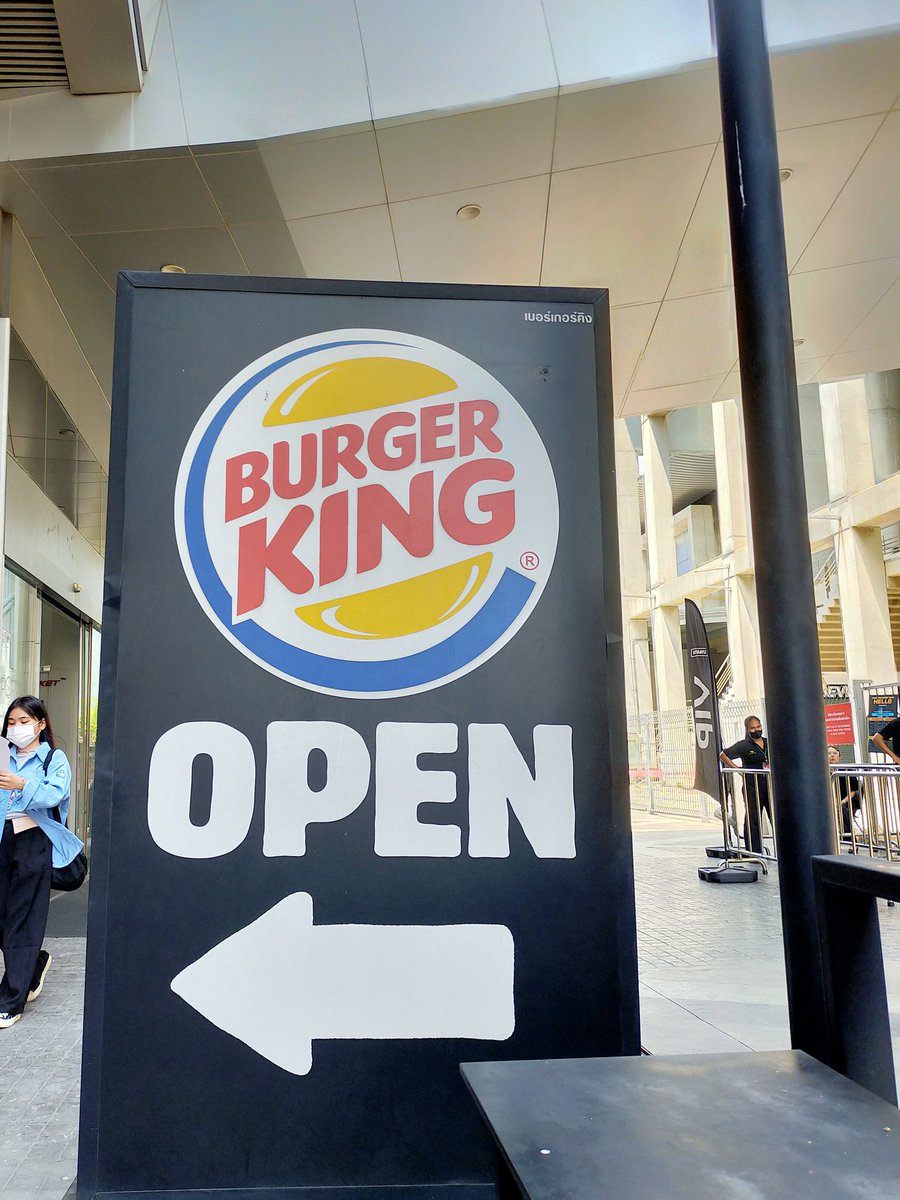 เค้าอยู่ตรงเบอร์เกอร์คิงนะคะ ใครมารับรบกวนโชว์หลักฐานว่าเป็นเมนโยชิเมนโตะการ์ดหรือตุ๊กตาก่อนนะคะ 🙏🏻🩷🩵
#TREASURE_hello_in_bangkok
#HELLO_TOUR_IN_BANGKOK