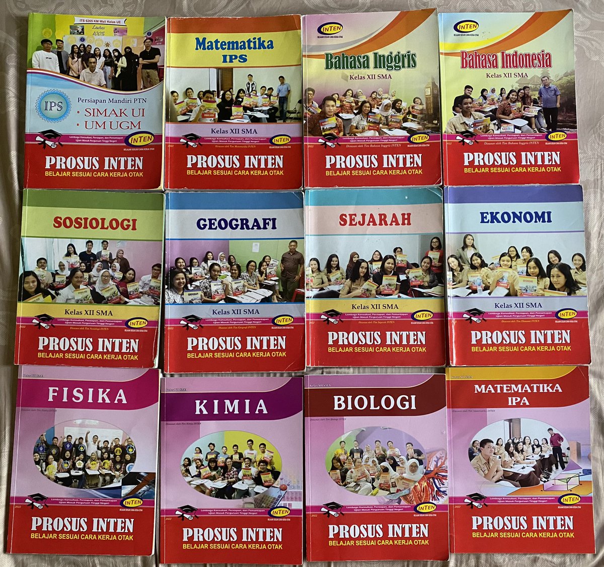 shabrinambis's tweet photo. di jual buku inten 2023, dm yaa yang mau serius beli, untuk detail ada di bawah yaa #preloved #bukuinten #zonauang #SNBT2023 https://t.co/V21zdhcJZ2