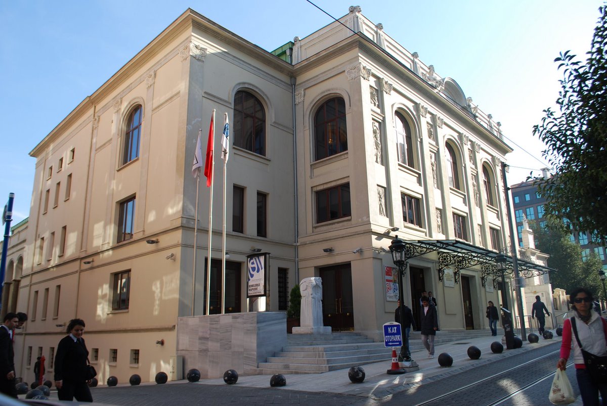 worksh_app's tweet photo. Süreyya Opera Binası, İstanbul'un Kadıköy semtinde yer alan ve Osmanlı dönemi mimarisinin en güzel örneklerinden biridir. 1927 yılında açılan opera binası, o dönemde İstanbul'da yaşayan yabancıların da katkılarıyla inşa edilmiştir. https://t.co/P48pWMaPk8