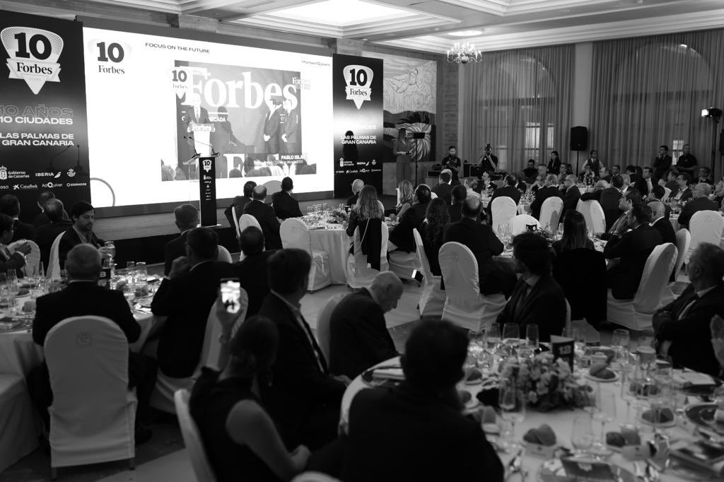 Gran noche ayer en Las Palmas <a href="/Forbes_es/">Forbes_es</a> #Forbes10years con el alcalde de la ciudad <a href="/AugustoHidalgo_/">Augusto Hidalgo</a> y la consejera <a href="/Elenamanez/">Elena Máñez /❤️</a> <a href="/GranCanariaCab/">Cabildo Gran Canaria</a> @AyuntamientoLPA