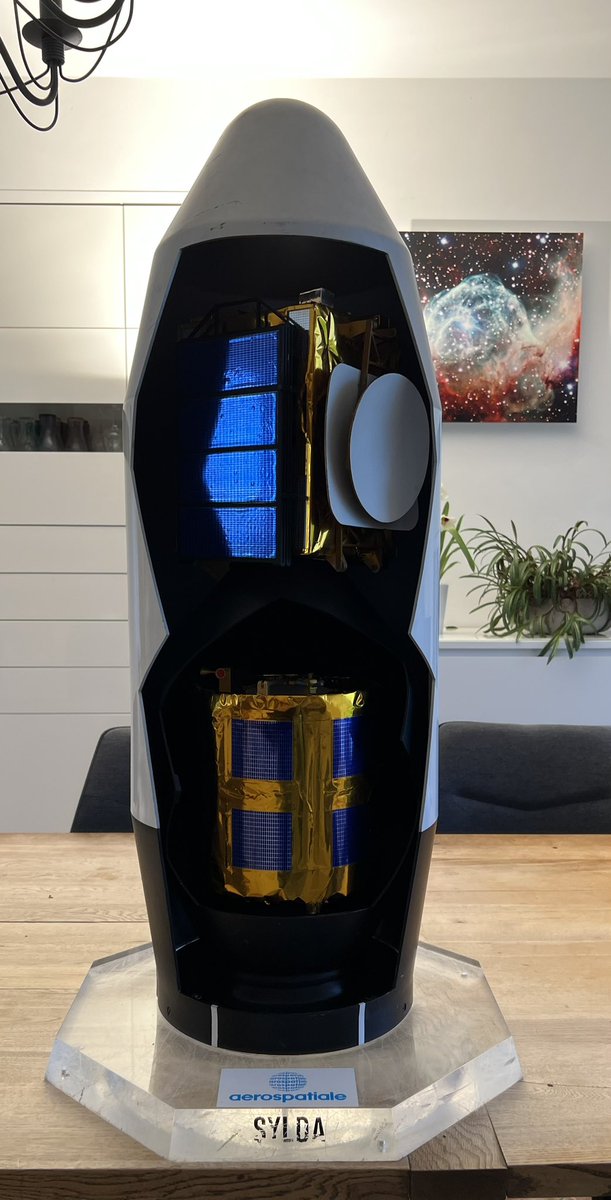 Brigitte_Ba's tweet photo. Quizz du vendredi matin : qui reconnaît les deux satellites dans cette coiffe qui illustre le #Sylda ? (Maquette datant d’avant 1992 vu le logo #Aerospatiale)
Merci ! https://t.co/UqQYyCrErx