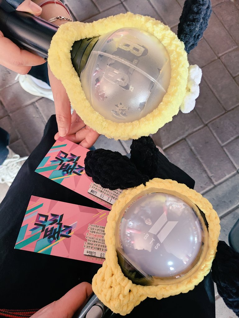 JMholic1013's tweet photo. 싸랑스런 동생이 @pjiminlove_ 
먼길 온 언니를 위해 동반자에 
내이름을 넣고 신청~ 
너무 고마웡😭
하루에 두번 우리지민이를 볼수있다는 이 기적같은 일들이..🥲
열심히 응원하고 갈께요..

#Jimin_FACE #JIMIN #JIMINJIMIN #지민  #Setmefreept2 #LikeCrazy
#뮤직뱅크_Jimin https://t.co/rZMueM0UIB