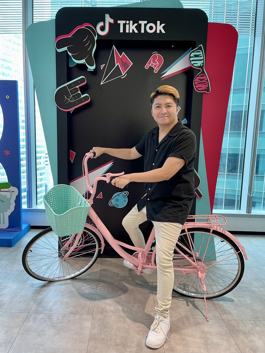 LMJAdventure's tweet photo. See you soon TikTok Singapore HQ! 😘 London Office, here I come! #LifeAtTikTok https://t.co/ZkbBFC6Rjl