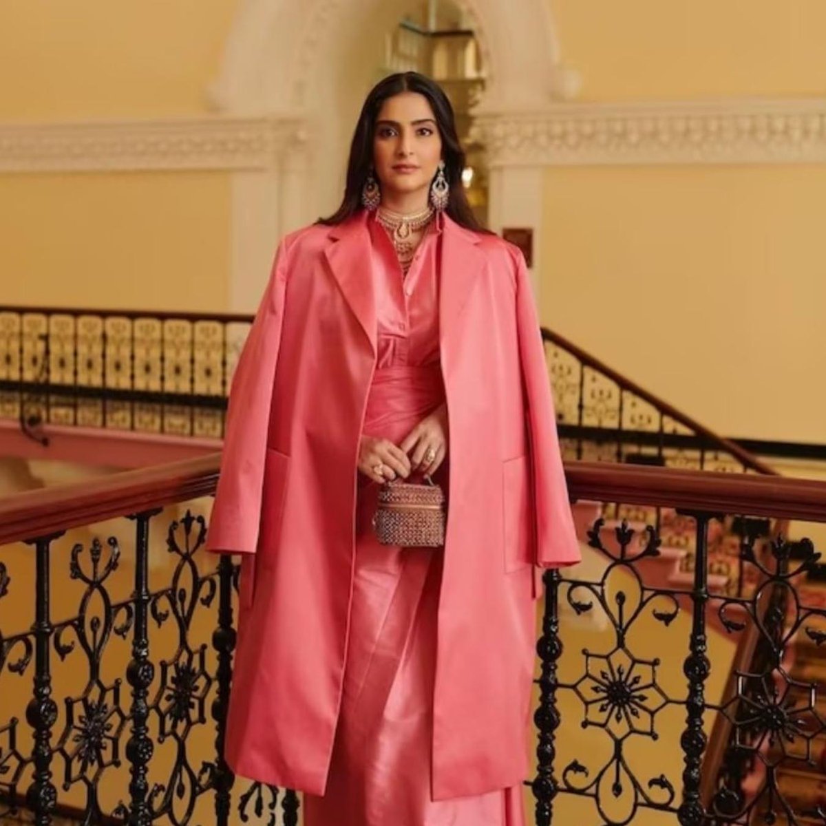 navgujaratsamay's tweet photo. Dior Fall 2023 ફેશન ઈવેન્ટમાં વર્લ્ડ સેલેબ્રિટીની સાથે બોલિવૂડ ઝગમગ્યું
#Mumbai #viratKohli #anushkaSharma #Sonamkapoor #karishmakapoor #style #luxuryfashion #diorfall2023 #celebrity #Bollywoodstars #cricketer #event #wearcollection #showcased #filmyfry #navgujaratsamay https://t.co/0ySV70LANg