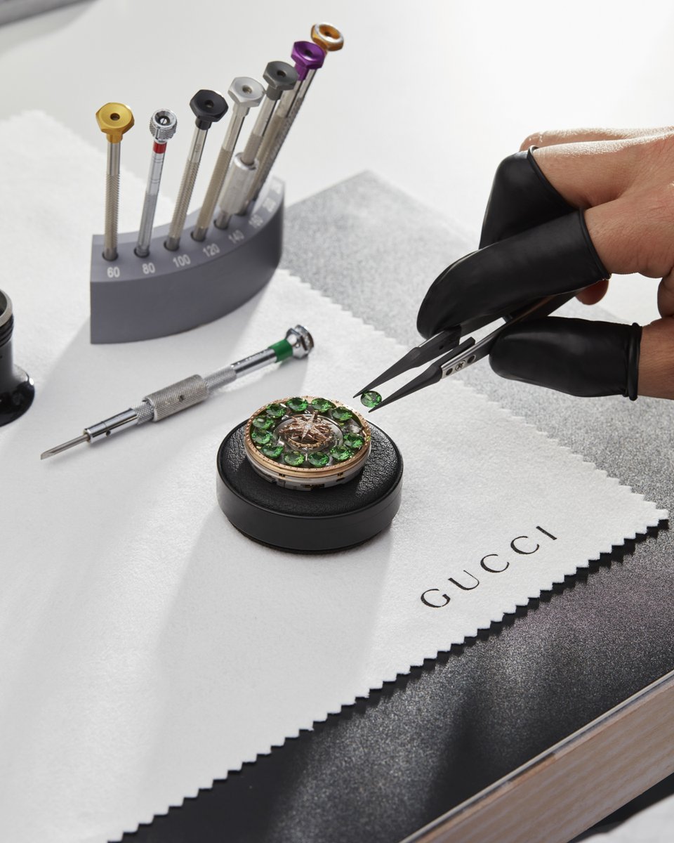 gucci_jp's tweet photo. ジュネーブにて発表された #GucciHighWatchmaking 〔G-タイムレス〕プラネタリウム。ダンシングアワー フライングトゥール ビヨンを搭載し、12石のプレシャスストーンが9秒で1回転、ダイアル全体は90秒で1回転し、リューズでオン/オフを切り替えられます。
https://t.co/qE29zvuTqM
#GucciTimepieces https://t.co/ud7VV46ST9