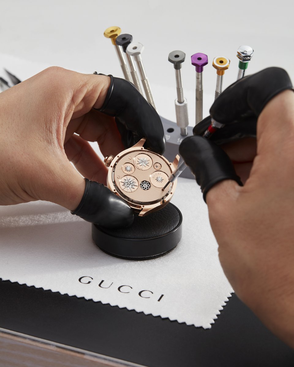gucci_jp's tweet photo. ジュネーブにて発表された #GucciHighWatchmaking 〔G-タイムレス〕プラネタリウム。ダンシングアワー フライングトゥール ビヨンを搭載し、12石のプレシャスストーンが9秒で1回転、ダイアル全体は90秒で1回転し、リューズでオン/オフを切り替えられます。
https://t.co/qE29zvuTqM
#GucciTimepieces https://t.co/ud7VV46ST9