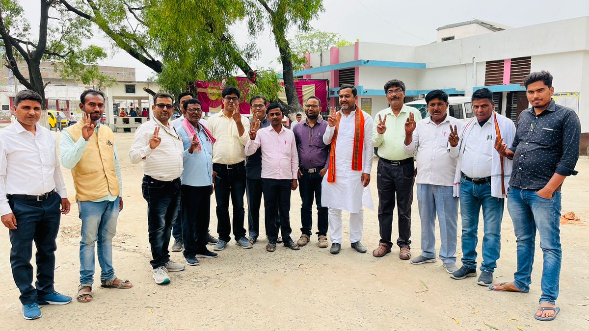 drdharmendrbjp's tweet photo. पहले मतदान, फिर जलपान
बैकुंठपुर ब्लॉक में मतदान केंद्र पर स्तिथि का जायजा लिया।

#drdharmendrakumarsingh
#सारण_शिक्षक_निर्वाचन_क्षेत्र_उपचुनाव2023 https://t.co/oEW6FJZ5SF