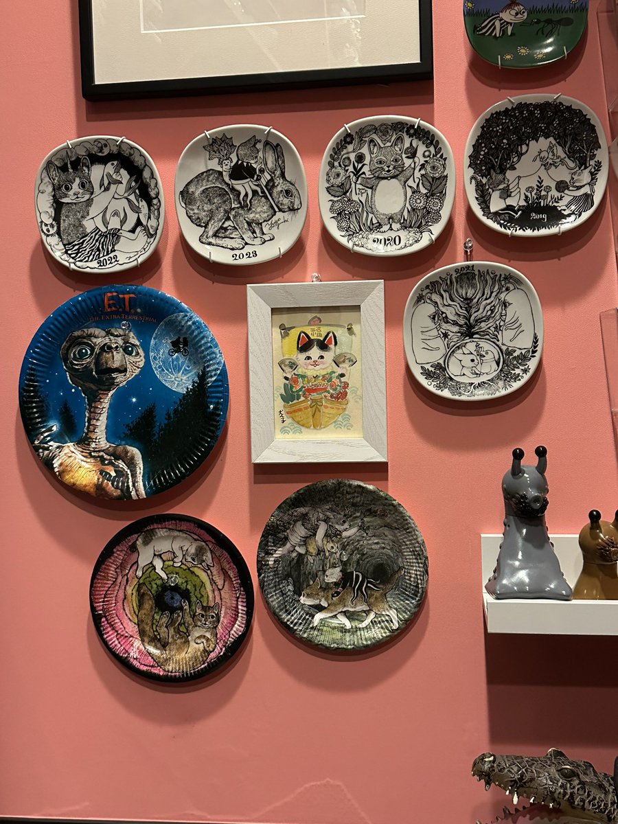 紙皿までも壁に飾る…画鋲で。 お気に入りのE.Tも、犬ん子さんも戦車