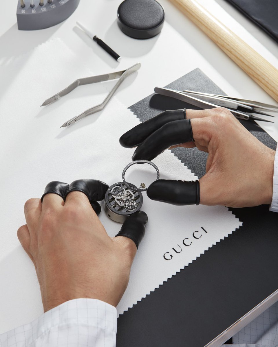 gucci_jp's tweet photo. ジュネーブのGucci Greenhouseで #GucciHighWatchmaking の新作発表会が開催され、ケースバックからムーブメントを覗くことができる〔GUCCI 25H〕 #GUCCI25H スケルトン トゥールビヨンをはじめとしたウォッチが披露されました。https://t.co/WwTO8VYhhZ
#GucciTimepieces https://t.co/9E0tNeIWtU