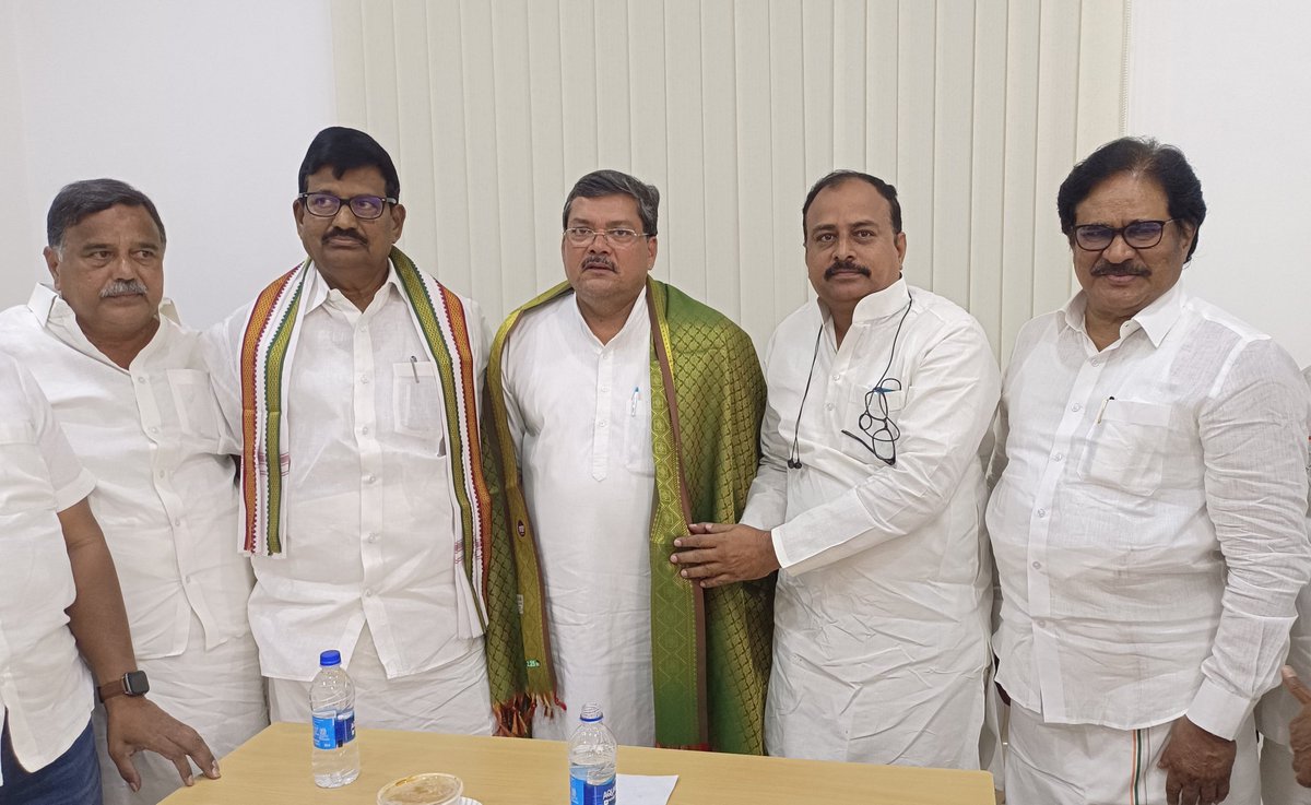 JAslamBasha's tweet photo. Met and Felicitated Shri @MukulWasnik MP, GeneralSecretary @INCIndia, who came to meet the journalist and condemned the #BJP #ModGovt for removal of @RahulGandhi 's MP in Undemocratic Way
#2000crorekiskehain
#RahulGandhiDisqualification
#RahulGandhi
@ShayarImran @KS_Alagiri https://t.co/krAt4Sn1Gu