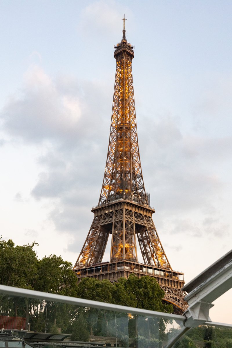 #CeJourLà | Le 31 mars 1889, était inaugurée @latoureiffel. Il aura fallu seulement 2 ans, 2 mois et 5 jours pour construire cette « dame de fer », devenue symbole mondial.