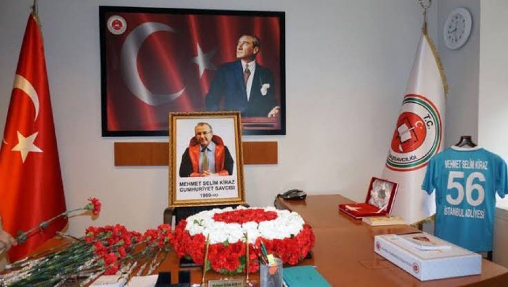 8 yıl önce DHKP-C’li teröristlerce şehit edilen Cumhuriyet Savcımız Mehmet Selim Kiraz'ı rahmetle yad ediyorum. #mehmetselimkiraz