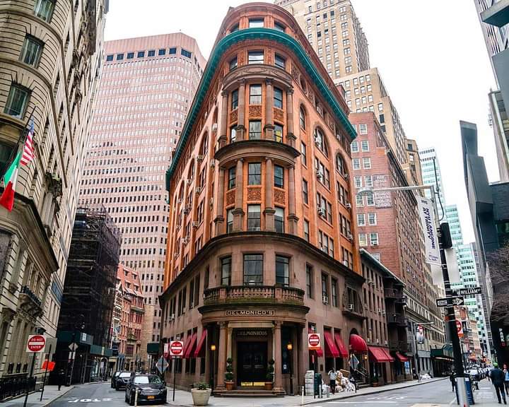 Curiosidades #MiSueñoTú 📗 😉

El Restaurante Delmonico's es uno de los primeros restaurantes de Estados Unidos que permaneció continuadamente abierto, y es considerado igualmente como uno de los primeros restaurantes «de lujo». Fue inaugurado en la ciudad de Nueva York en 1827.