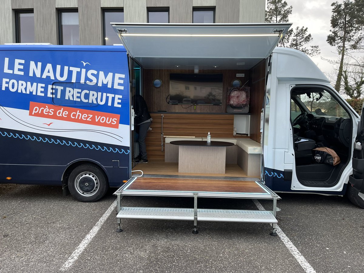 NathaliePrades's tweet photo. 🤓Petit briefing matinal au @pole_emploi de #LaTeste en direct de l’agence mobile « le nautisme recrute » pour le dernier jour de la semaine du Maritime 🐠🌊🛥️ !

Direction #COUACH pour une visite entreprise ! 

L’équipe de La Teste est sur le PONT !!
@Nmoreau44 @Alain_Mauny https://t.co/YEFNJe4JVJ