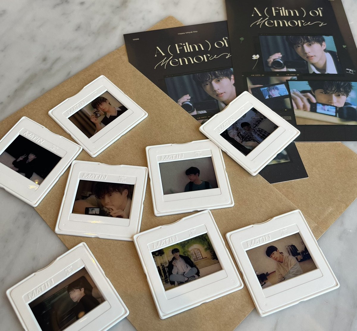 for_inhyuk's tweet photo. 🎞️
𝑨 𝑭𝒊𝒍𝒎 𝒐𝒇 𝑴𝒆𝒎𝒐𝒓𝒊𝒆𝒔 

기본 특전 • 선착 특전 실사입니다. https://t.co/QFqJdG1QQ7