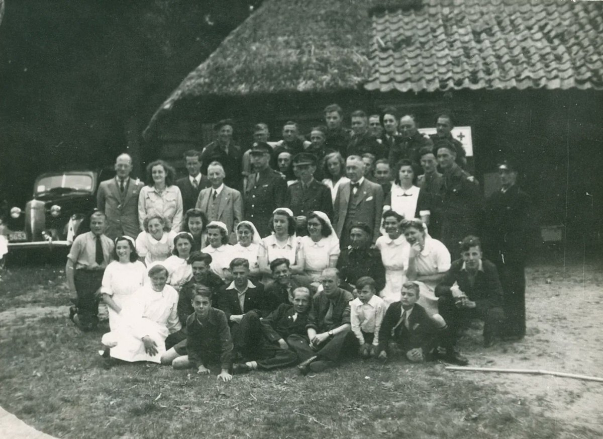 RATilburg's tweet photo. De grote Rode Kruisdag van 7 juli 1946 vond plaats op landgoed De Utrecht in #Esbeek. Hier poseert een groep voor herberg In den Bockenreyder, waar je overigens tegenwoordig nog steeds terecht kunt voor een goede uitsmijter. #fotovrijdag @RodeKruisTilb @RodeKruis #Tilburg https://t.co/trZ4HOMHO7