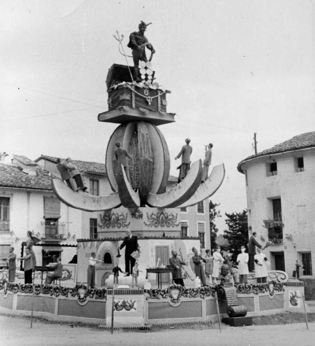 “Tot per diners”, Antoni Grau, Falla Sant Jordi, Xàtiva, 1956. 
Marxem a Xàtiva per segona ocasió en esta sèrie. La crítica es centrava en l’avarícia i els altres sis pecats capitals representats en els ninots al damunt de les tallades del meló del cos central. 
📷: Rafa Tortosa.