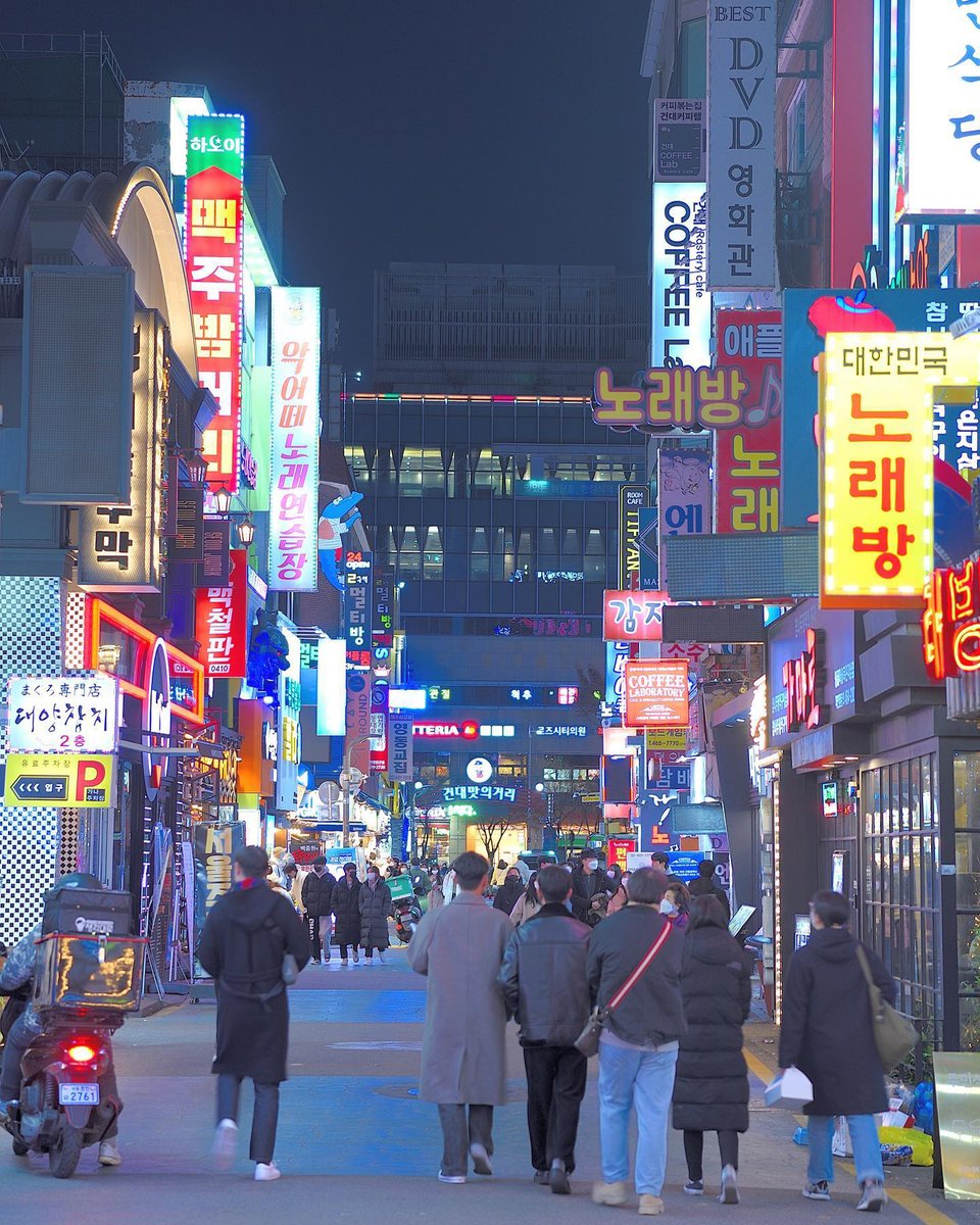 VisitSeoul's tweet photo. Visit Seoul Weekends. Check out the Mat Geori, literally meaning “taste street,” in Konuk University’s college town for a weekend night out with friends! 📷 [Instagram]
1. @ moooo_lee 2. @ lpics_31  #VisitSeoulWeekends #Weekend #KonkukUniversity #University https://t.co/VO2a26OEe7