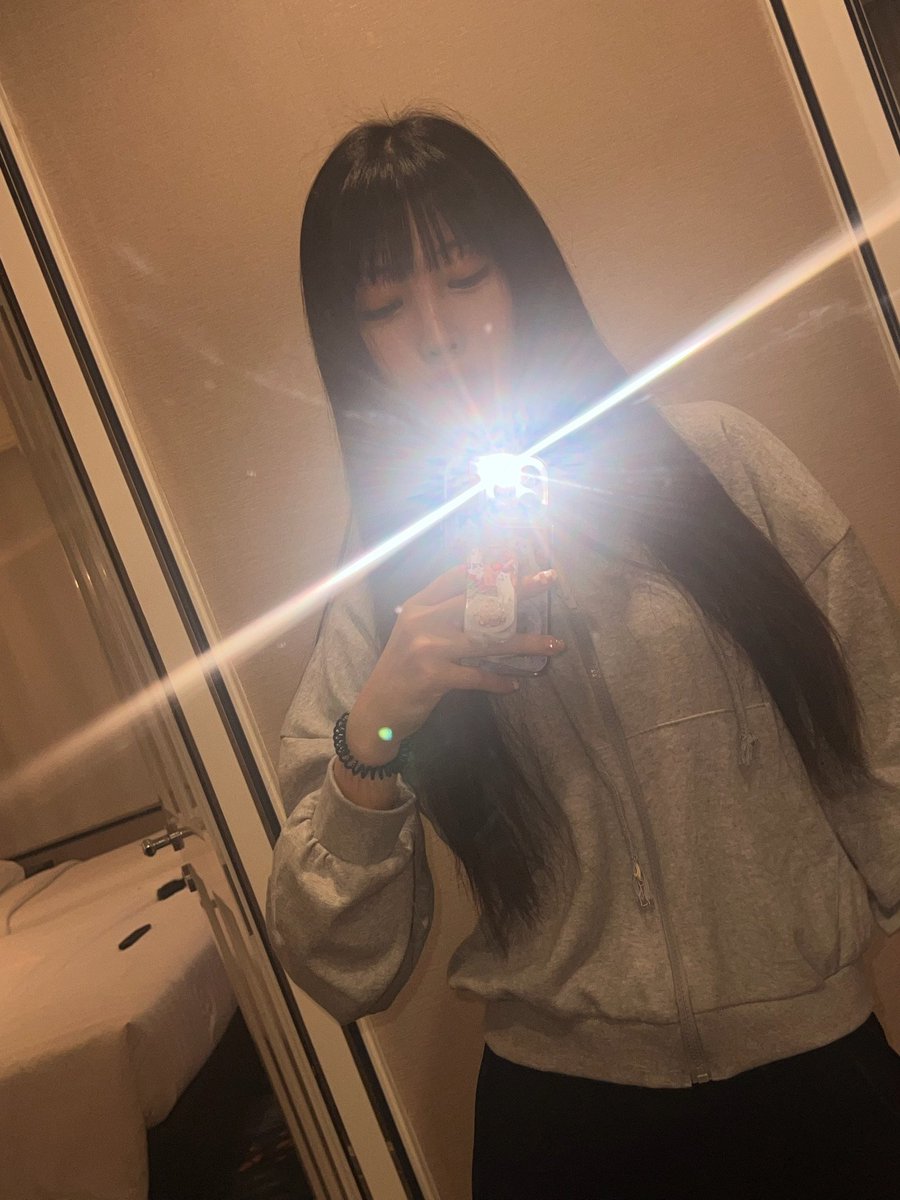 everglowfiIes's tweet photo. 230331 Sihyeon Weverse update

#SIHYEON #시현 #EVERGLOW #에버글로우 @EVERGLOW_twt https://t.co/RDLIhRm7hN