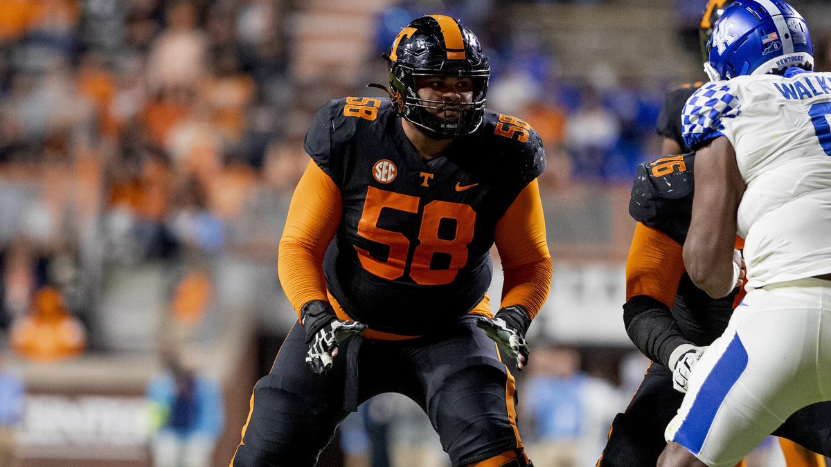AKalaniuvalu's tweet photo. Beyond grateful to announce that after having a great conversation with @AaronAmaama I have received an offer from The University of Tennesse!

#JURY @BishopGormanFB @Vol_Football @bangulo @adamgorney @BrandonHuffman https://t.co/RwDwTgqKLe