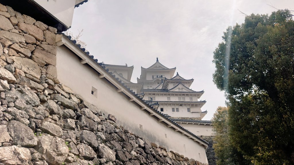 「突発一人旅で初めて姫路城に来てるもうデカいし美しいしかっこいいし大手門入ったとこ」|ウルツ∴🩵🧡💜のイラスト