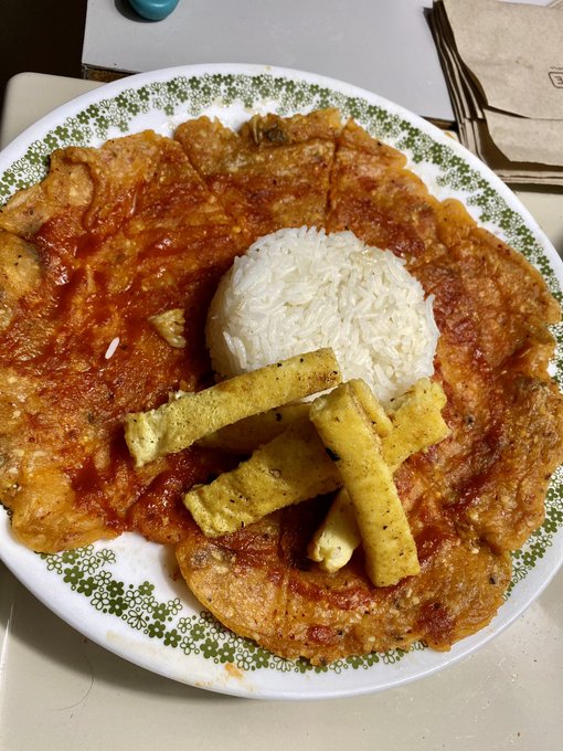 Made a Vegan kimchi pancake w/rice and vegan egg substitute, glazed with a gochujang sauce 🔥🖤 https://t