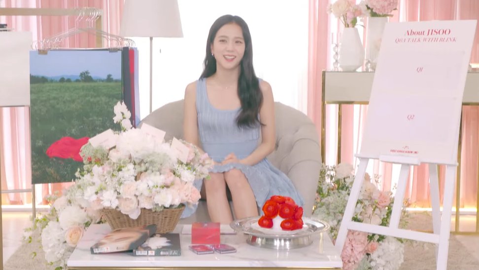 jisoogaIIery's tweet photo. SHE'S HERE https://t.co/C87wWWavOH