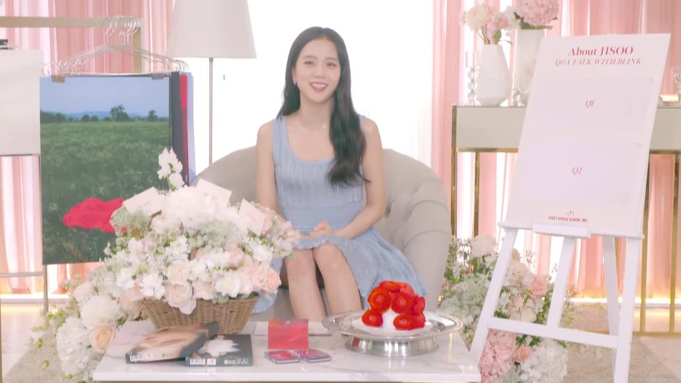 jisoogaIIery's tweet photo. SHE'S HERE https://t.co/C87wWWavOH