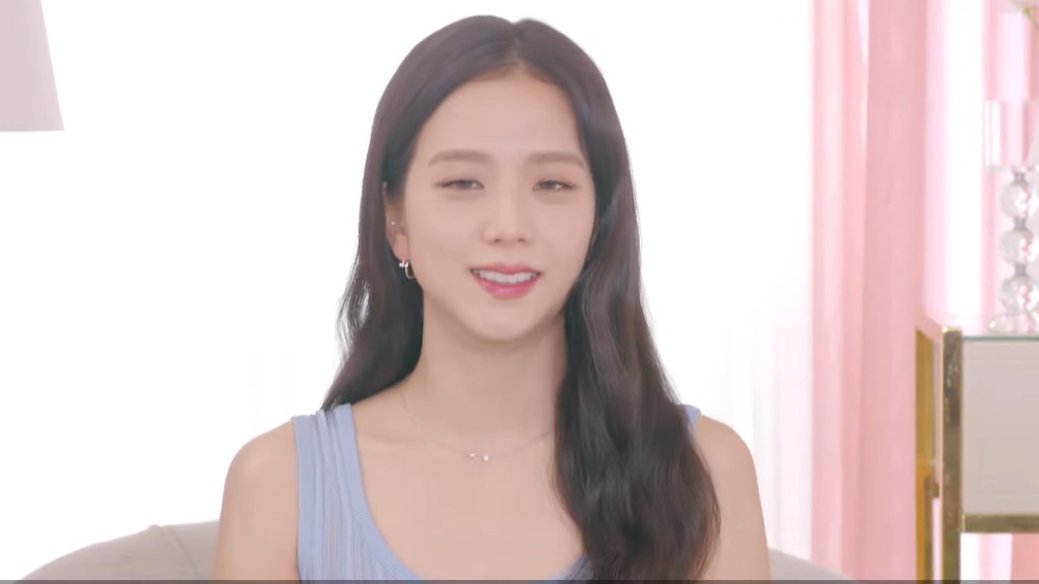 jisoogaIIery's tweet photo. SHE'S HERE https://t.co/C87wWWavOH