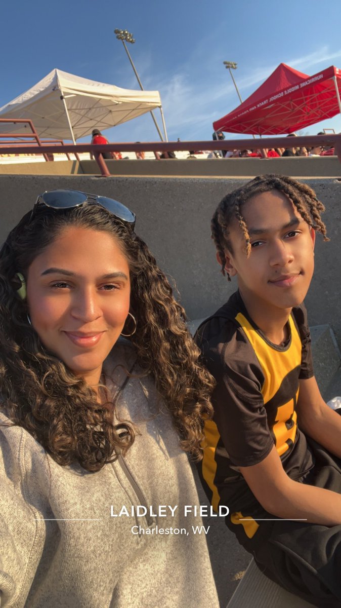 brittorea's tweet photo. Track meet vibes 💛🖤 https://t.co/9UHgjK05Cz