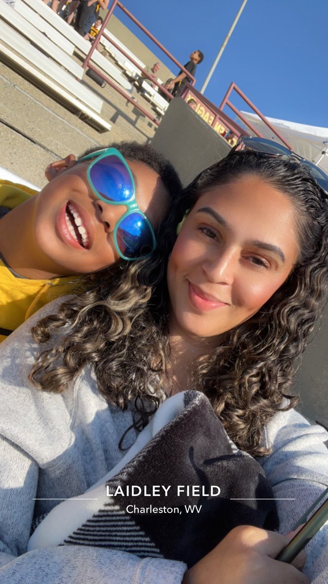 brittorea's tweet photo. Track meet vibes 💛🖤 https://t.co/9UHgjK05Cz