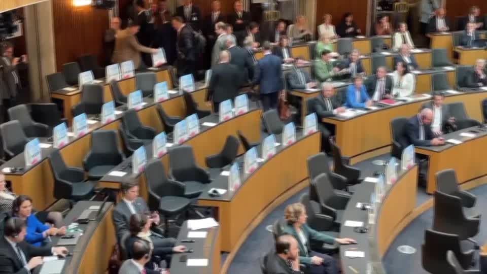 ReutersJapan's tweet photo. オーストリアの親ロシア派の極右政党、自由党の議員らが３月３０日、下院で行われたウクライナのゼレンスキー大統領によるビデオ演説中に一斉退席。オーストリアは武装中立の立場をとっており、議員らは「国の中立性に違反する」と抗議した。
https://t.co/v0gJRZk7ie https://t.co/elU7DqvVFL
