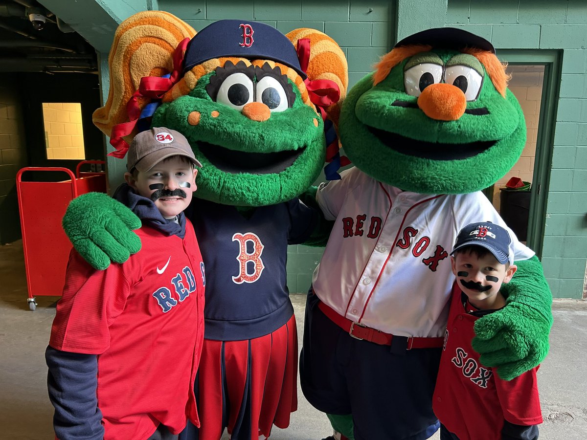 lizabethmeagher's tweet photo. Can anyone identify these crazy @redsox fans? Apparently they skipped school & went incognito to @fenwaypark
Their school is trying to ID them.
❤️⚾️🥸📸 #CrazyRedSoxFans #WriteMeANote @tedcooper https://t.co/lxQb6Kum6q