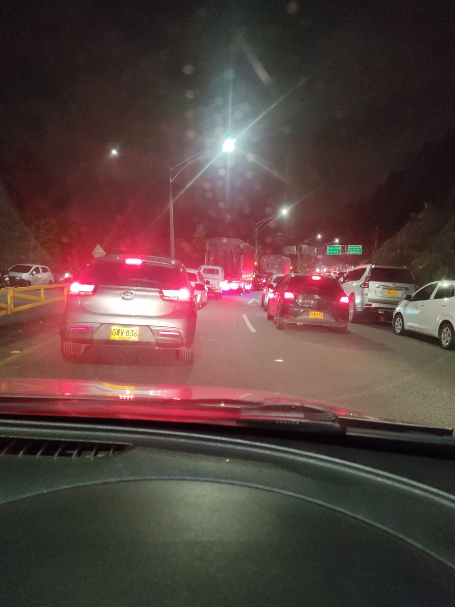 _paurendon's tweet photo. @PoliciaMedellin que pasa con los piques ilegales en las palmas que detienen el tráfico y no hacen nada? Ni reportando al @123 https://t.co/Rlh3xC8v14