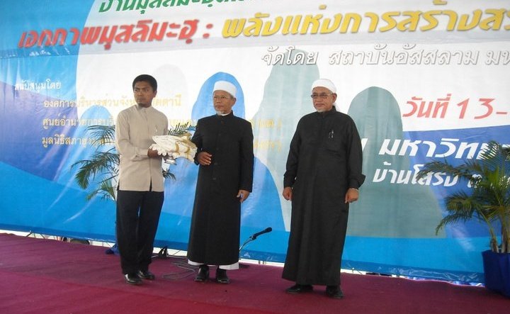 arkibmudapas's tweet photo. Tokoh Alim Rabbani. Keilmuan Haji Abdul Hadi Awang (TGHH) diiktiraf.

Pada 15 April 2011, TGHH menerima pengiktirafan "Alim Rabbani" daripada Universiti Islam Yala (YIU). Rektor YIU, Dr. Ismail Lutfi Japakiya memakaikan jubah mislah kepada TGHH.

Pengiktirafan saudara serantau. https://t.co/gFv8G1CaNg