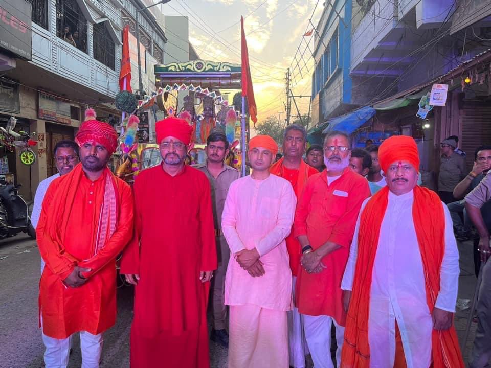 Mahantkaushlen2's tweet photo. रामनवमी के शुभ अवसर पर रसड़ा नगर में आयोजित शोभा यात्रा में सम्मिलित हुआ @myogiadityanath @narendramodi https://t.co/CZfZWrsojT