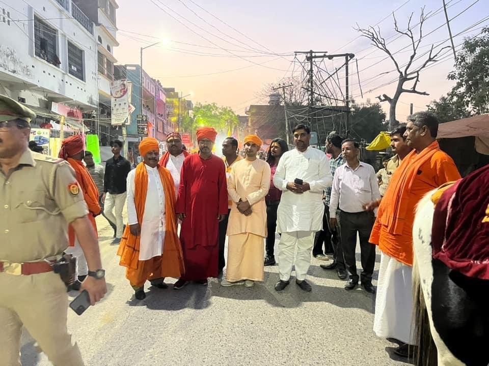 Mahantkaushlen2's tweet photo. रामनवमी के शुभ अवसर पर रसड़ा नगर में आयोजित शोभा यात्रा में सम्मिलित हुआ @myogiadityanath @narendramodi https://t.co/CZfZWrsojT