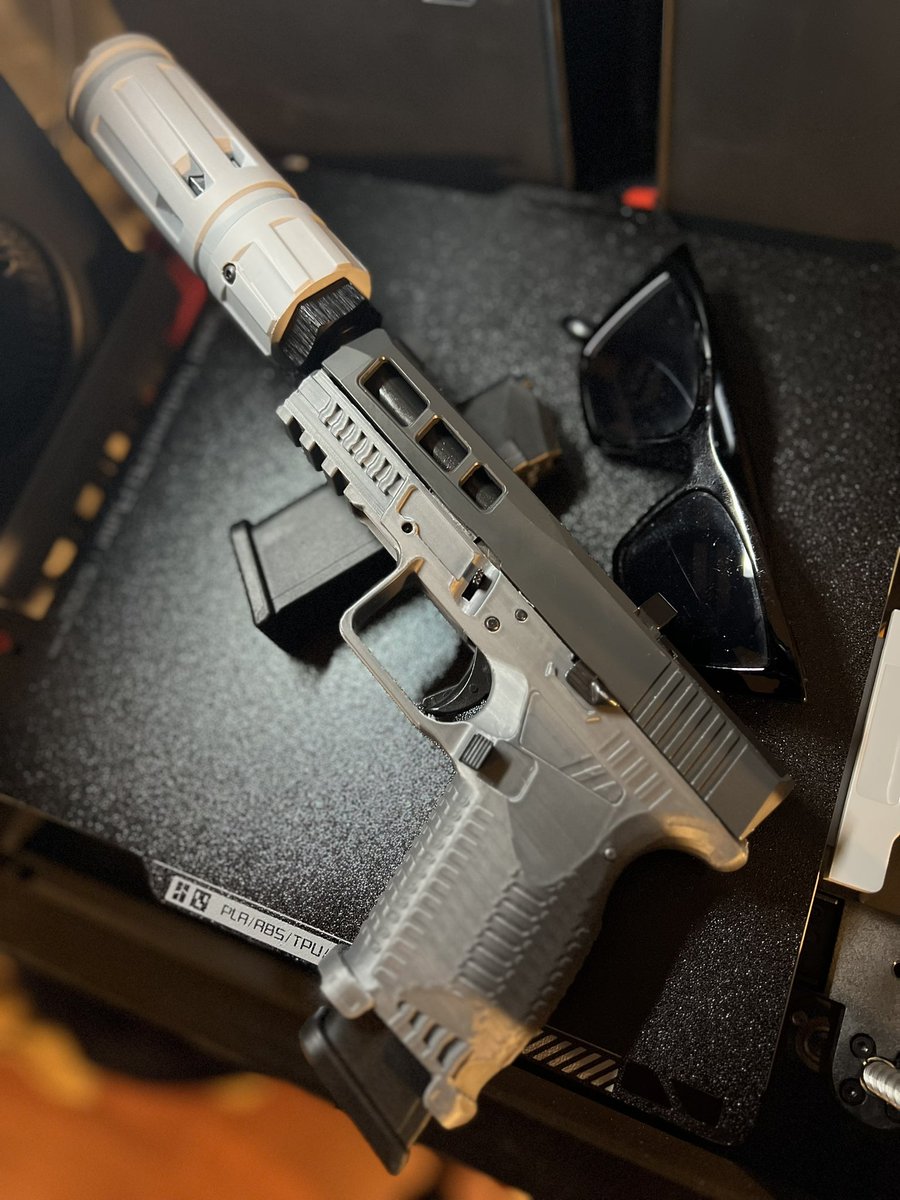 RICECUTTA0's tweet photo. No it’s not a spooky scary suppressor it’s a flash can that just looks as cool as one 🤭🤭🤭 https://t.co/aUKWTK2DDs