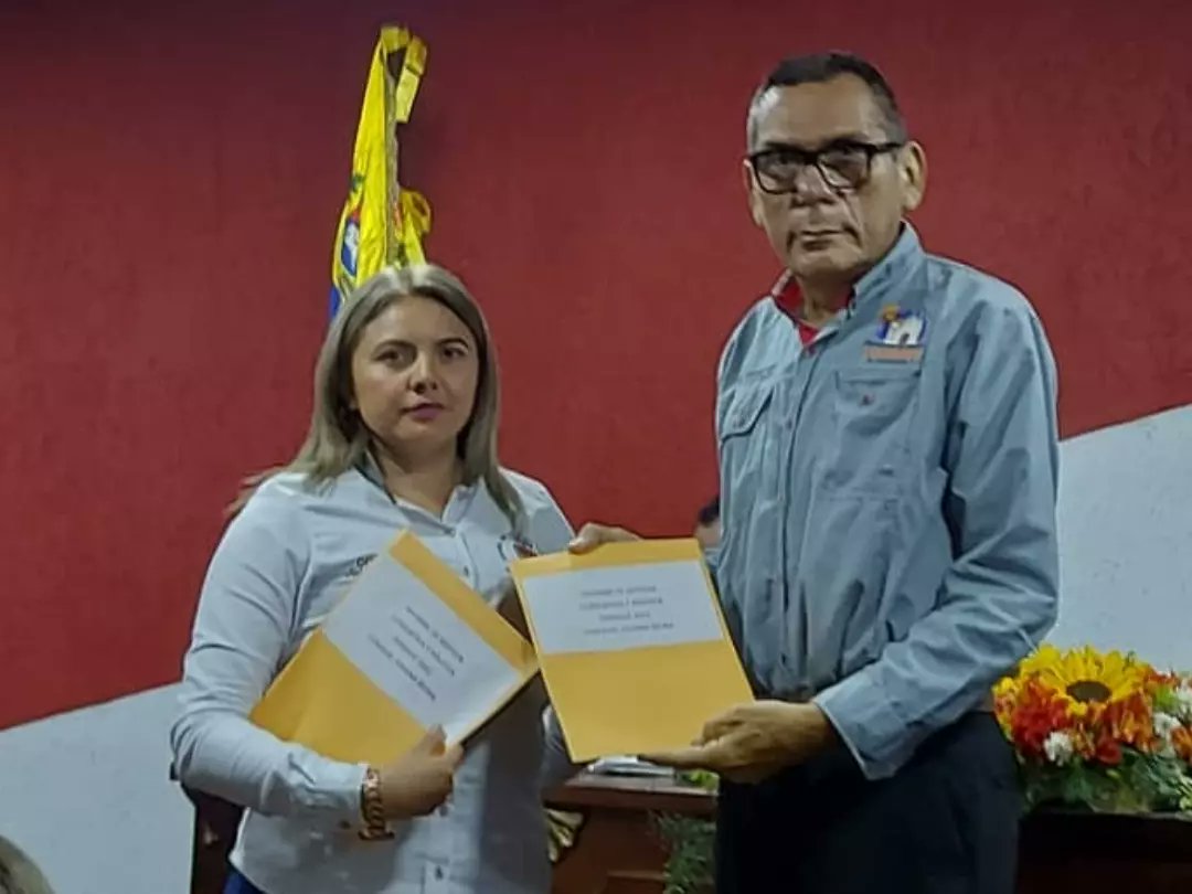 JohanagMora's tweet photo. #30Marzo | Entrega de mi Informe de Gestión Legislativa y Política 2022 al Contralor Municipal Wilfredo Vásquez cumpliendo con las Leyes de la República, aqui sigo y aqui me quedo luchando y trabajando por una Venezuela Libre y de los Venezolanos. Concejal y Sec Gen Johana Mora. https://t.co/nHs7Lpr9S5