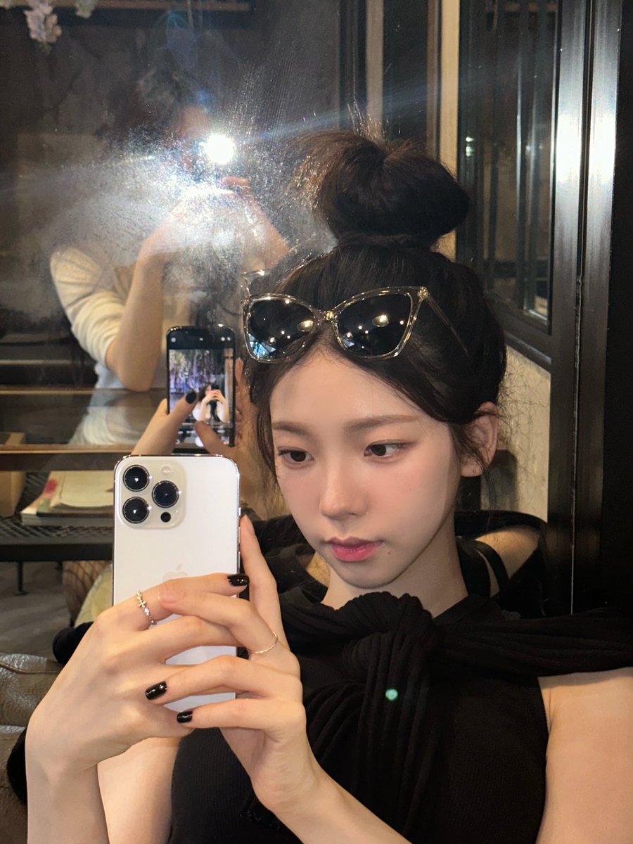 ⵌ 𝗗𝗮𝗶𝗹𝘆 : Lounged in the room, my high bun of hair set off by a chic spectacles. My nails were polished ebony, matching my garb perfectly. Giselle and I shared a moment of pleasantry, as she snapped portraits of me while I returned the gestureㅡsimply doing cute girl stuff!